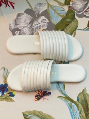 TKEES Caro Slide Sandals in White Brand New w/o Tags Size 5 NWOT